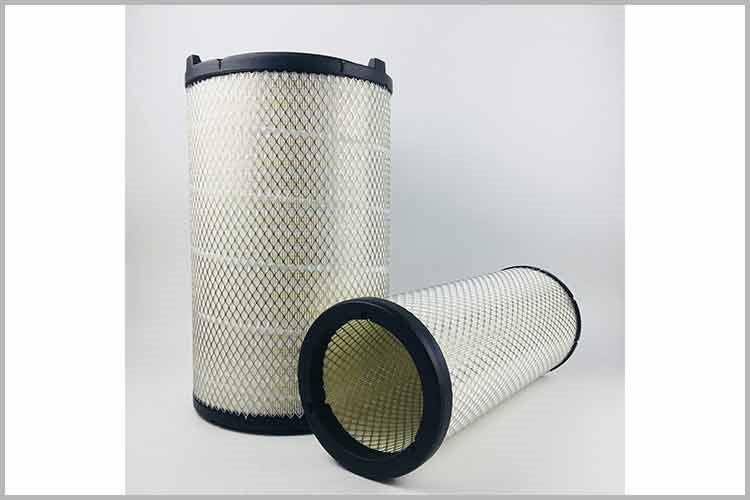 准备新的油滤式空气滤清器,注意操作时不能穿化纤衣服,以防静电的放电火花 准备新的油滤式空气滤清器,注意操作时不能穿化纤衣服,以防静电的放电火花