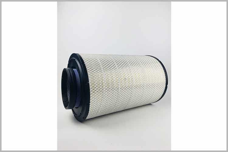 将旧滤清器的另一端拔下,接入新滤清器上,并用螺丝刀拧紧管箍,防止漏油,再把换好的燃油滤清器安装回原位 将旧滤清器的另一端拔下,接入新滤清器上,并用螺丝刀拧紧管箍,防止漏油,再把换好的燃油滤清器安装回原位