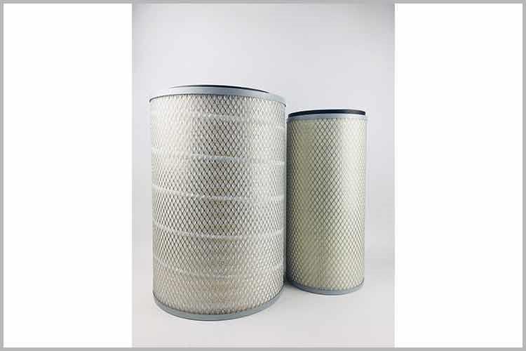 准备新的液压空气滤清器,注意操作时不能穿化纤衣服,以防静电的放电火花 准备新的液压空气滤清器,注意操作时不能穿化纤衣服,以防静电的放电火花