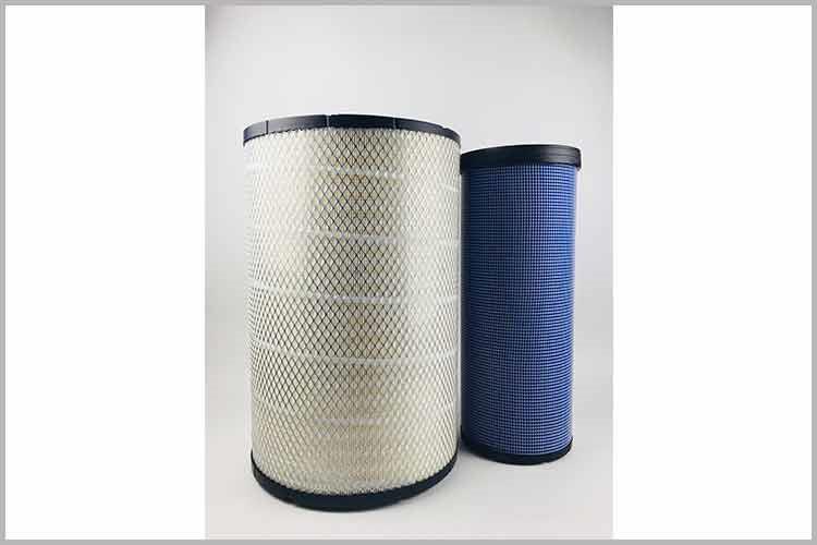 找到液压空气滤清器位置,将空气滤清器从安装支架上拔下来,将接油杯放在油管下方,并用钳子拆掉原来两边的一次性管箍 找到液压空气滤清器位置,将空气滤清器从安装支架上拔下来,将接油杯放在油管下方,并用钳子拆掉原来两边的一次性管箍