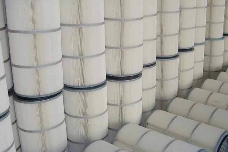 含尘气体进入脉冲除尘滤筒灰斗后,因为气流断面俄然扩大,气流中一有些颗粒粗大的尘粒在重力和惯性力作用下沉降下来 含尘气体进入脉冲除尘滤筒灰斗后,因为气流断面俄然扩大,气流中一有些颗粒粗大的尘粒在重力和惯性力作用下沉降下来